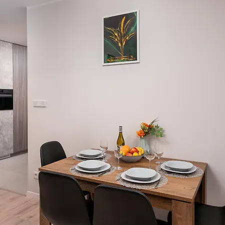 Apartwro 8th - Square, Railway Station * Vratislav